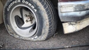 Arrojan “ponchallantas” a vehículo del secretario de Seguridad en Culiacán