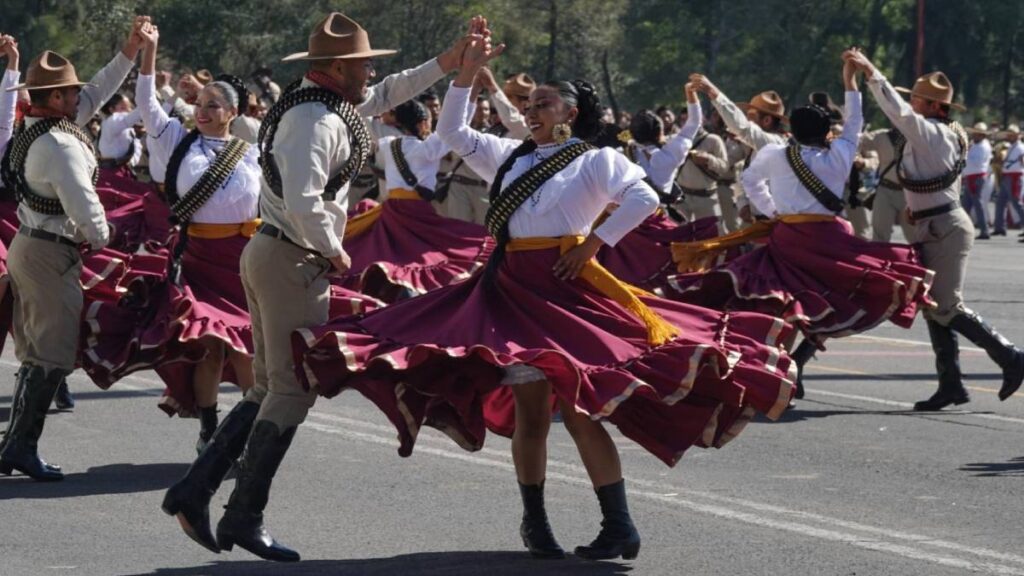 Preparativos por el desfile por el aniversario 114 de la Revolución