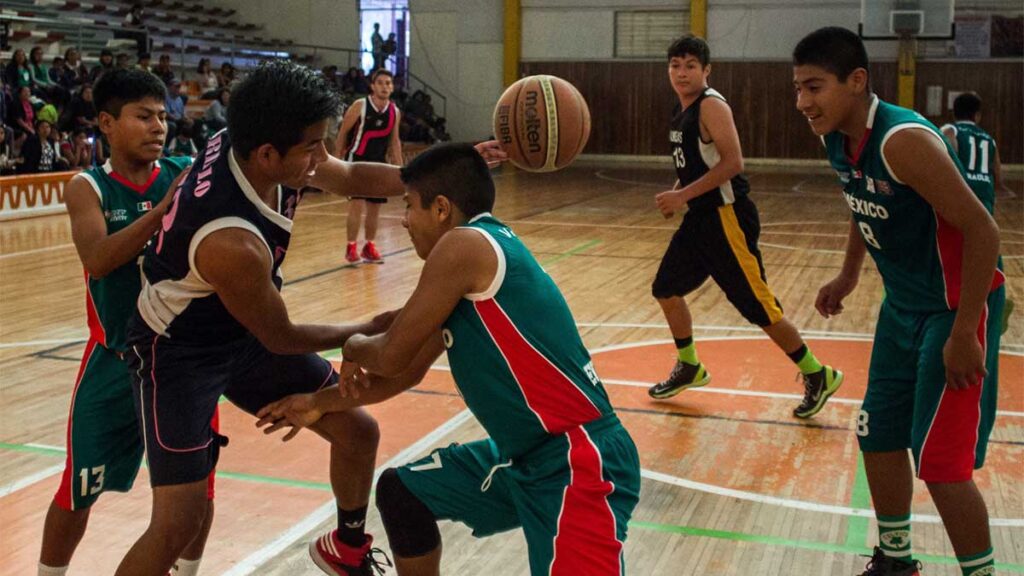 Rigoberto entrenaba a los niños triquis.