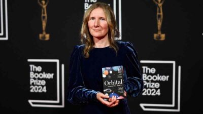 Samantha Harvey gana el premio Booker Prize 2024 por su novela “Orbital”