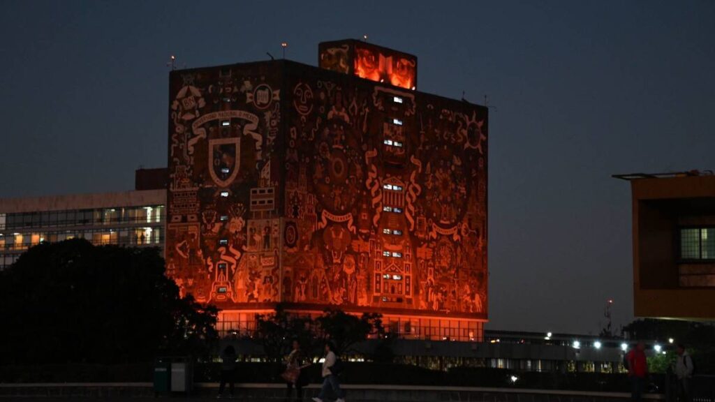 Se iluminan monumentos en CDMX para conmemorar el Día Internacional de la Eliminación de la Violencia Contra las Mujeres