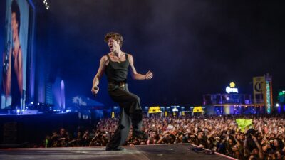 Shawn Mendes besa a fan en el Corona Capital