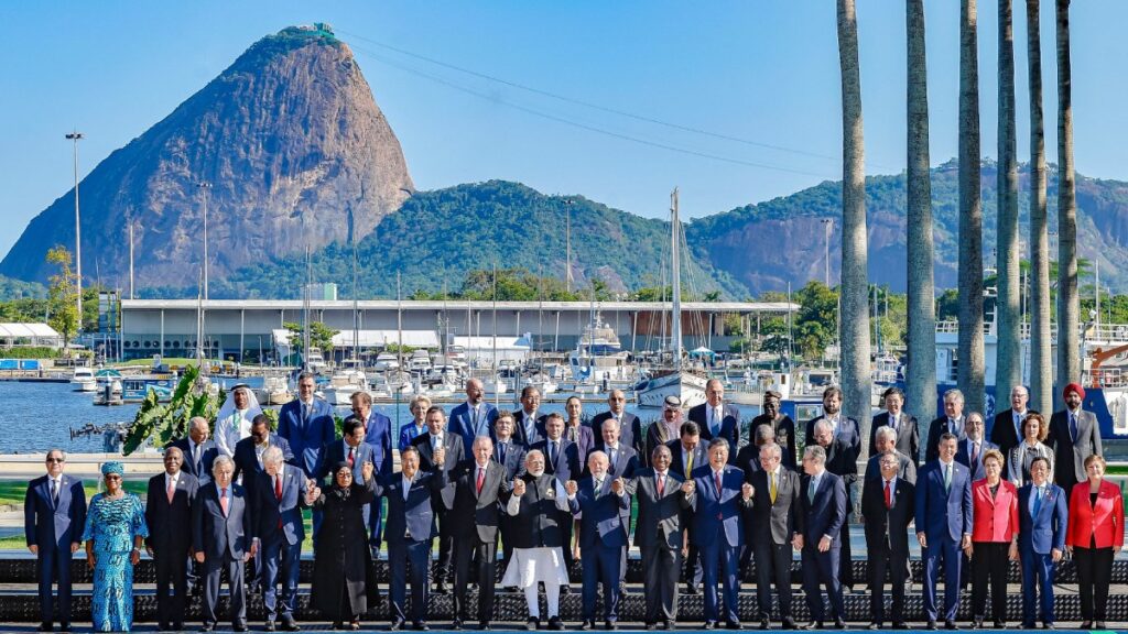 Claudia Sheinbaum se toma fotografía oficial con líderes del G20 en Brasil