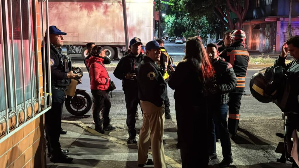 Desde la noche del jueves trabajan en el socavón y baches.