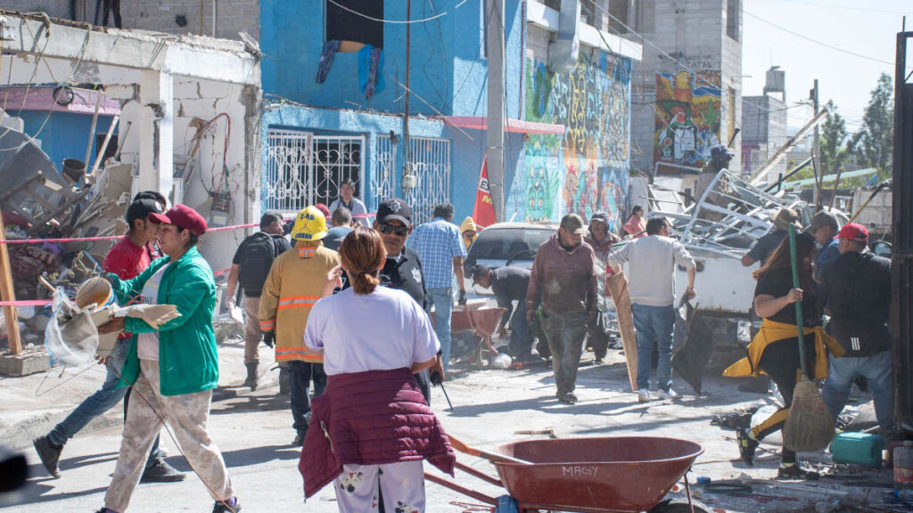 Autoridades atendieron la explosión en una lavandería.