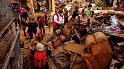 España enfrenta doble emergencia climática: rescate en Valencia y lluvias intensas en Barcelona