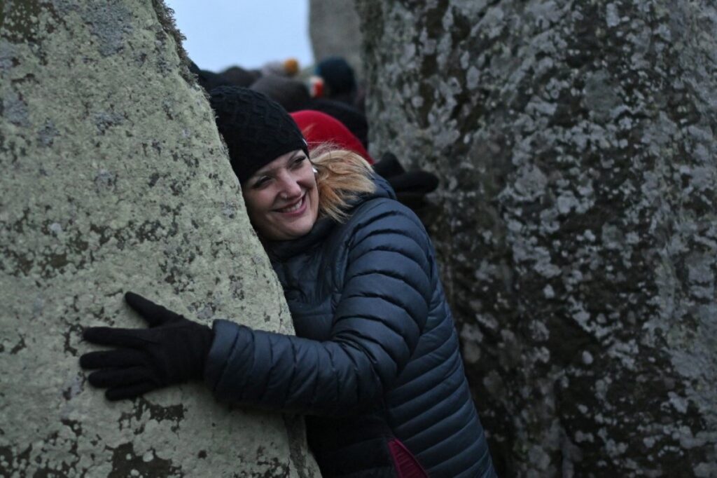 Las personas abrazaron Stonehenge por el solsticio de invierno