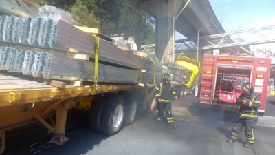 Un tráiler chocó contra varios autos en la autopista México-Toluca, cerca de la caseta La Venta, en Cuajimalpa, dejando varios heridos.