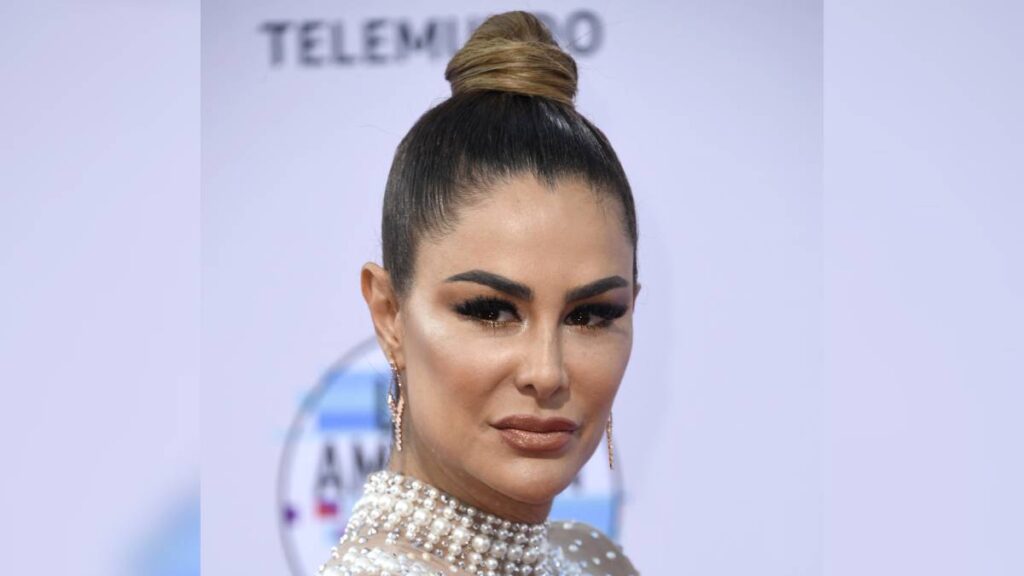 Le tiran café encima a Ninel Conde