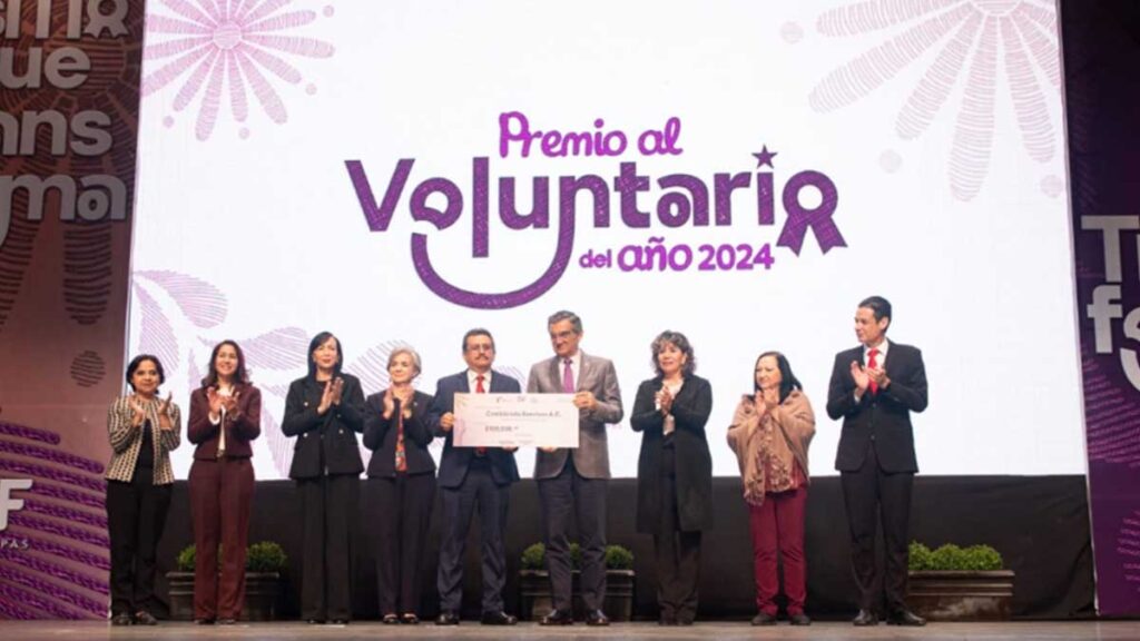 El gobernador durante la entrega del Premio al Voluntario del Año.