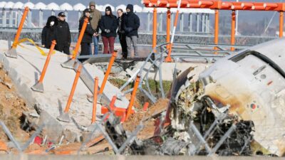 Autoridades de Coirea del Sur empiezan a entregar los cuerpos de las víctimas del accidente aéreo