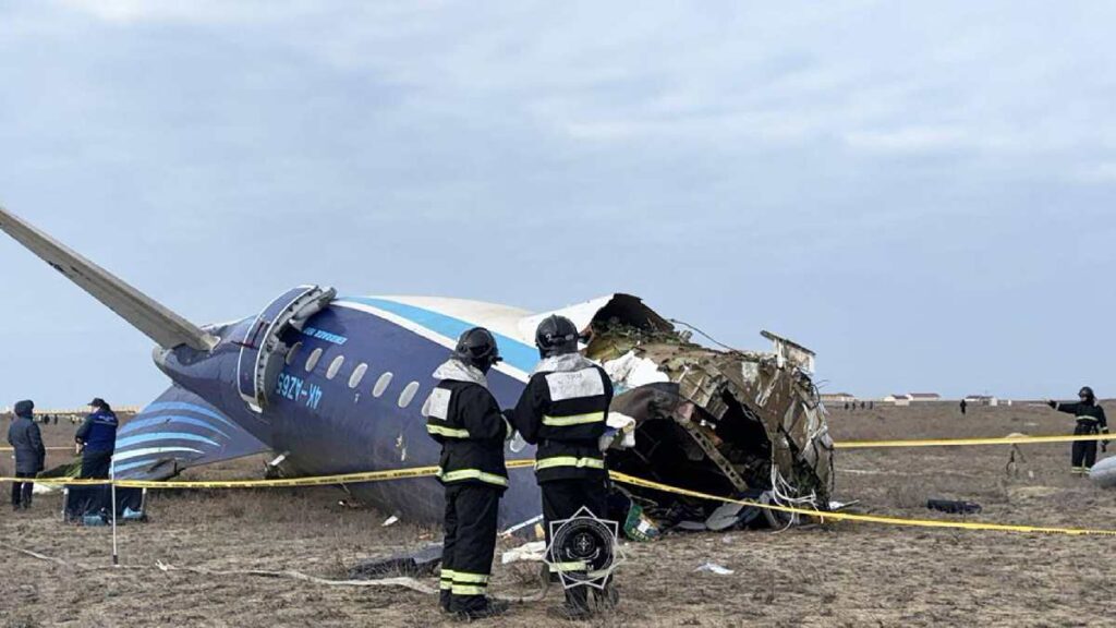 Video: momento del desplome de un avión en Kazajistán, con 67 personas a bordo