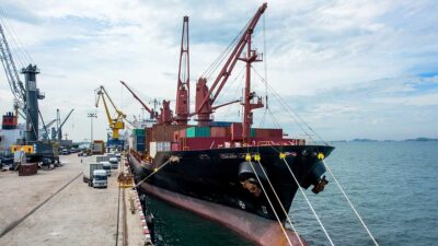 Un barco carguero se estrelló en Veracruz.