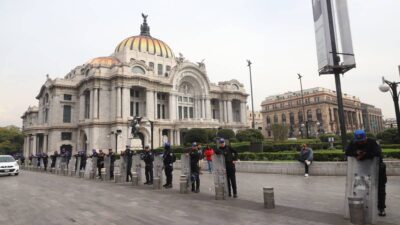 Policías resguardan Bellas Artes de ambulantes.