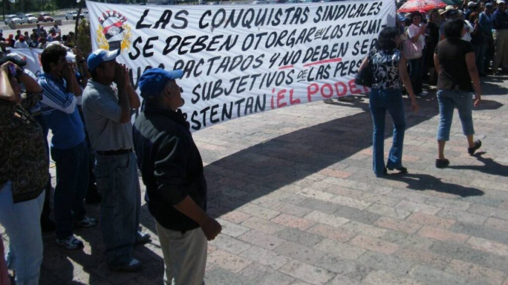 Trabajadores bloquean vialidades principales en Ecatepec.