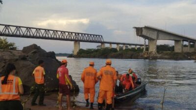 Al menos dos personas murieron y 12 están desaparecidas tras el derrumbe de un puente entre los estados brasileños de Maranhao y Tocantins, informaron fuentes de la policía.