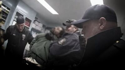 Un nuevo caso de abuso policíal en Estados Unidos causa polémica. En las últimas horas, policías de Nueva York