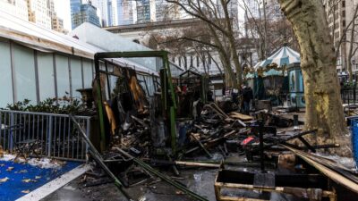 Un incendio afectó el mercado navideño de Bryant Park en Nueva York.. Bomberos controlaron las llamas y se reportaron daños en negocios.