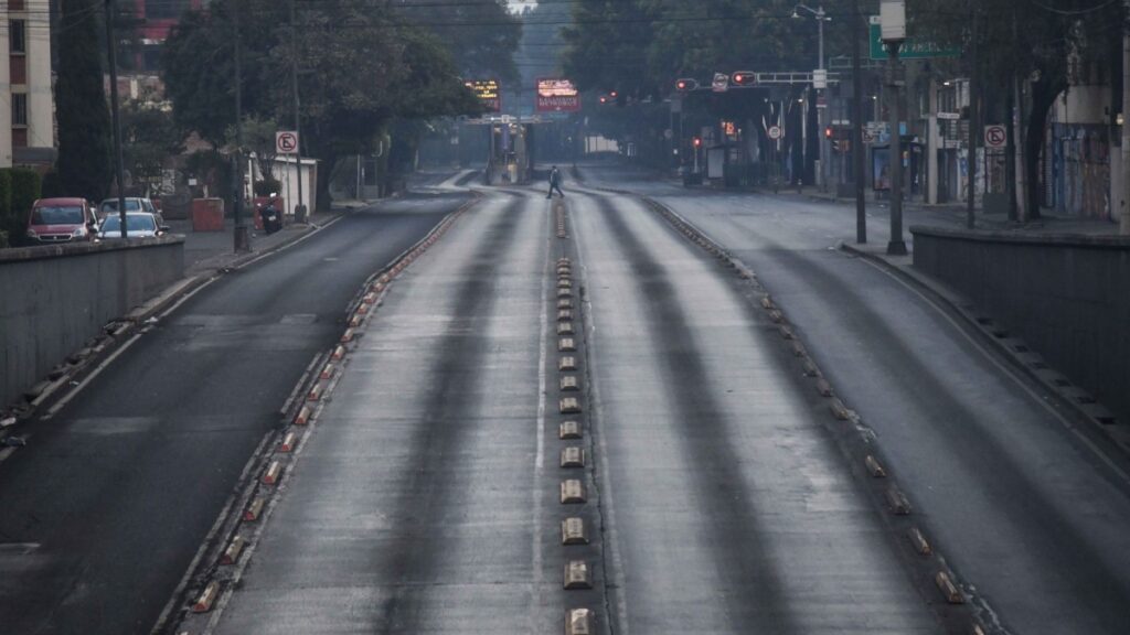 Las calles de la CDMX amanecieron vacías tras los festejos de Navidad. Fotos muestran las avenidas desiertas mientras se realizan trabajos de limpieza.