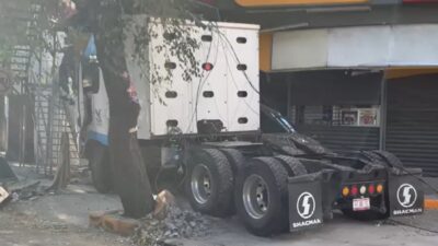 Caos vial y daños materiales: tráiler choca con tienda de cadena comercial en Metepec