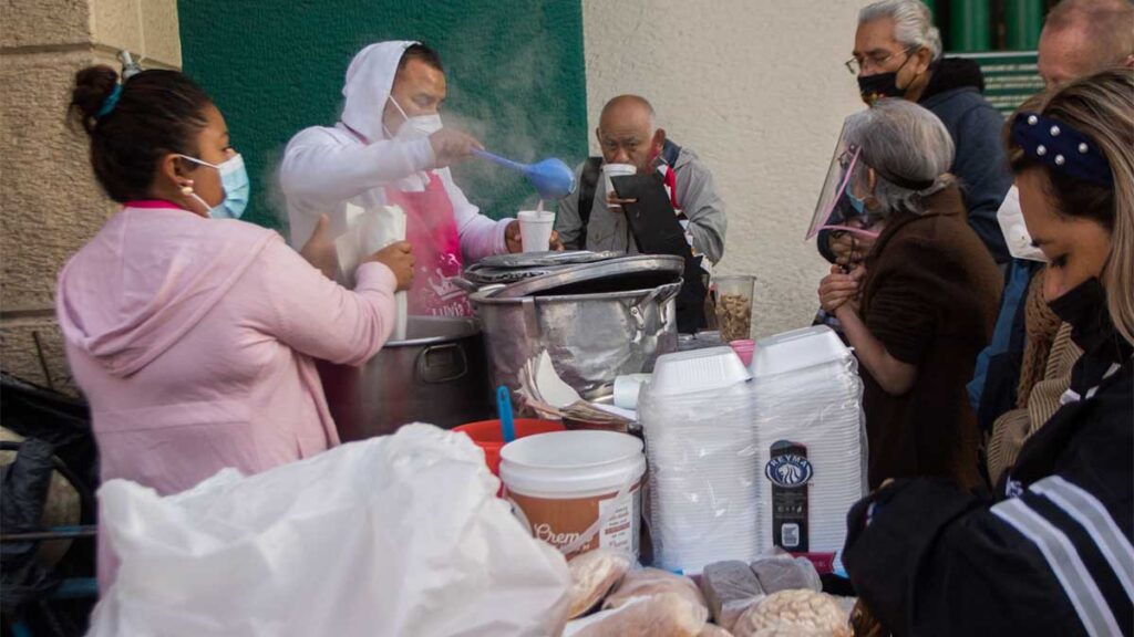 El atole está entre las bebidas favoritas de los capitalinos.