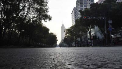 Las calles de la CDMX amanecieron vacías tras los festejos de Navidad. Fotos muestran las avenidas desiertas mientras se realizan trabajos de limpieza.