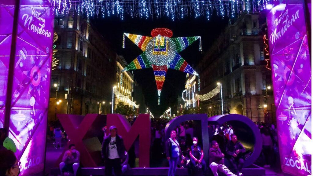 cdmx-se-ilumina-cuando-encienden-la-magia-navidena-en-el-zocalo