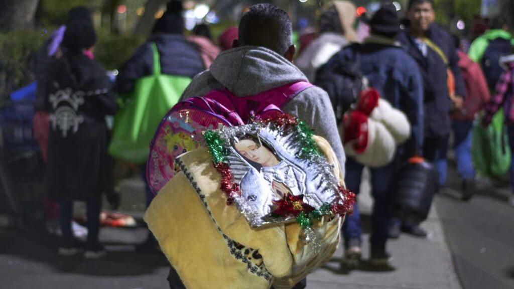 Mexicanos ayudan a los peregrinos que viajan a la Basílica de Guadalupe