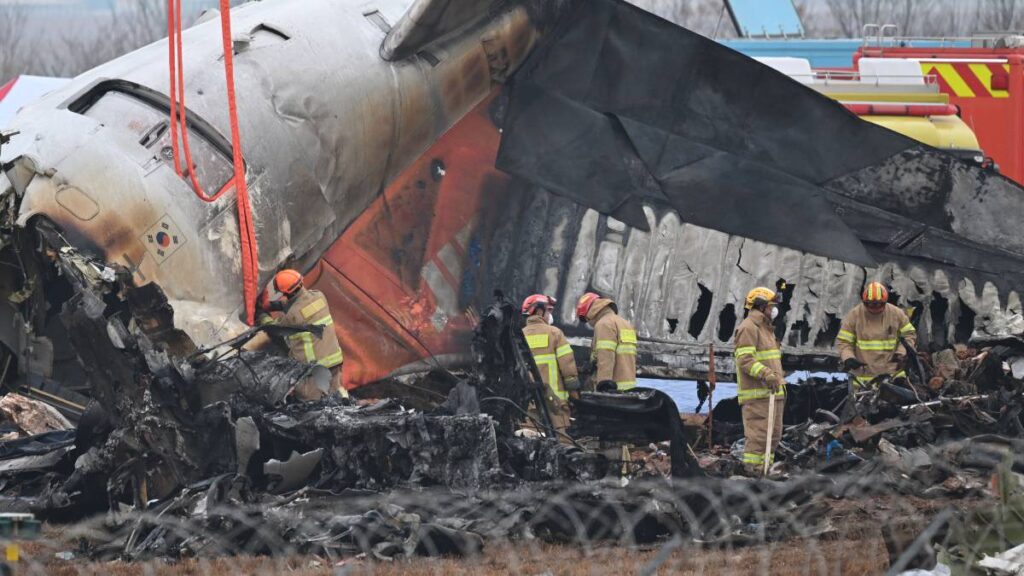 Corea del Sur investiga a las personas tripulantes del avión accidentado