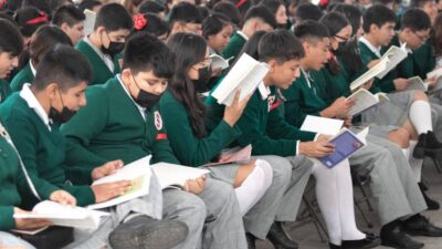 Estudiantes que serán beneficiados por la beca Rita cetina