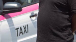 Taxista arrolla a dos personas en Coyoacán tras discusión por estacionarse