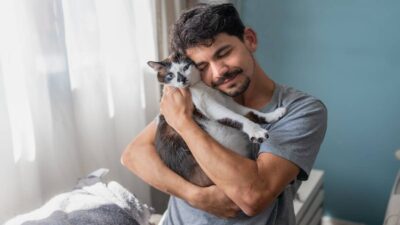 Demanda a su esposo porque le daba más atención a su gato que a ella