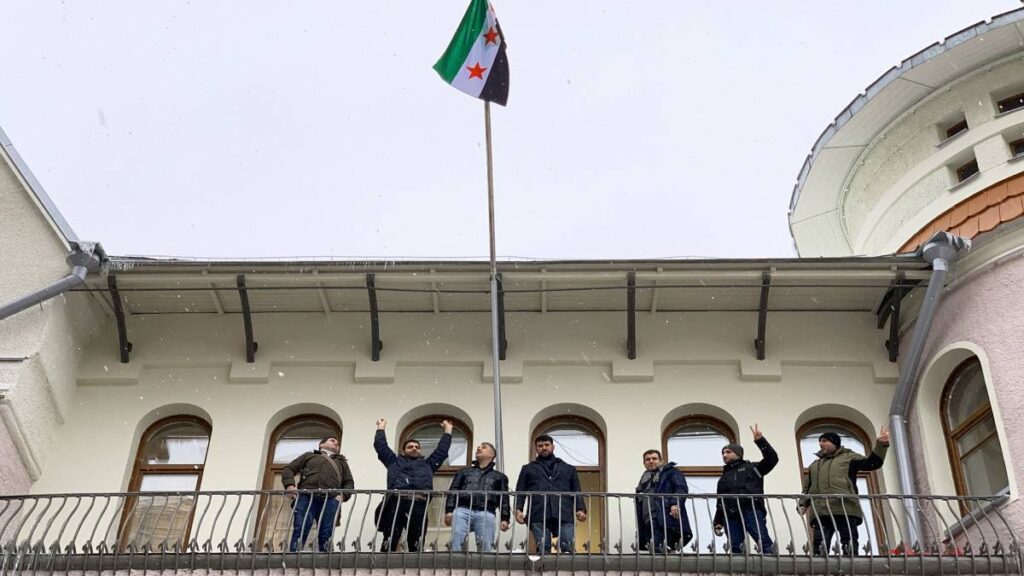 Embajada de Siria en Rusia iza la bandera de la oposición