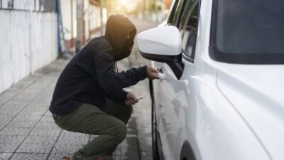 en-menos-de-un-minuto-abre-prende-y-roba-auto-en-puebla-video