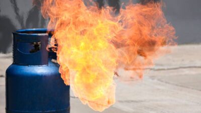 La onda expansiva de la explosión voló en pedazos una fachada.