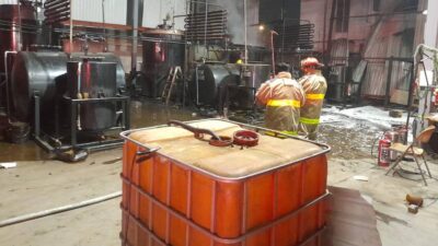 Tras la explosión tres personas resultaron lesionadas.