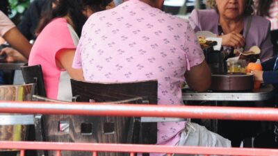 Una familia de 20 personas cenó alitas y costillas en un restaurante de Iztapalapa, pero huyó sin pagar. La cuenta superó los 4 mil pesos.