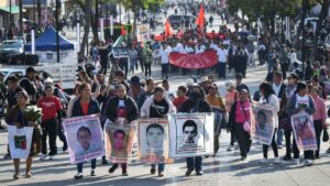 Familiares de normalistas desaparecidos de Ayotzinapa realizan última movilización del año
