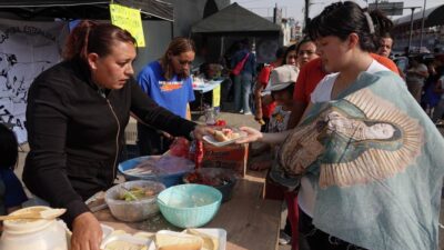 Feligreses regalan comida a peregrinos que acuden a la Basílica de Guadalupe