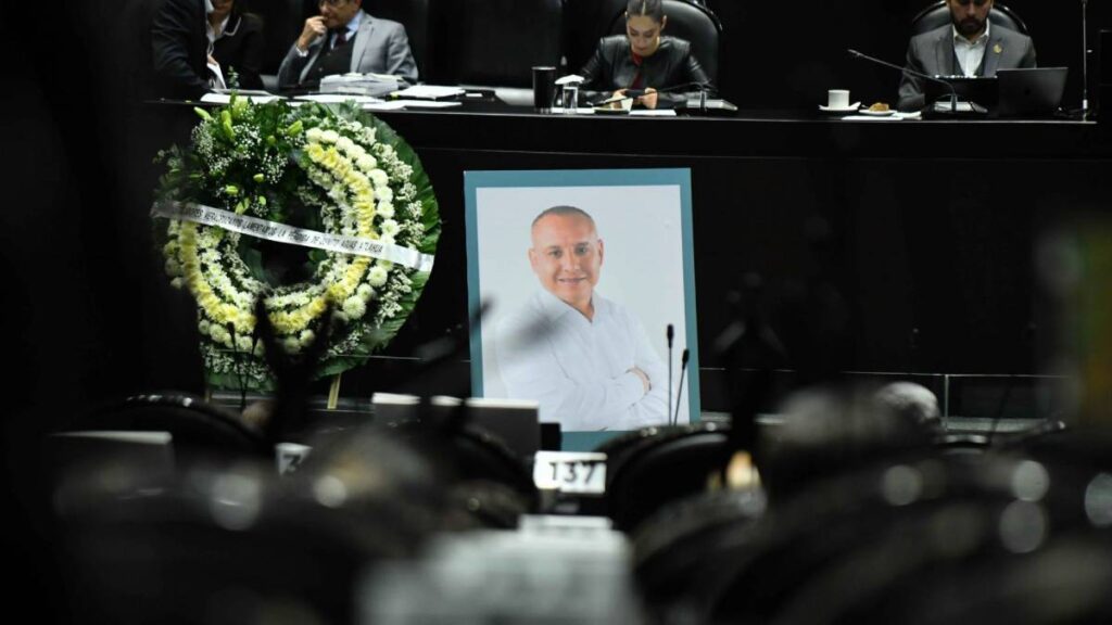 Guardan minuto de silencio en la Cámara de Diputados por la muerte de Benito Aguas