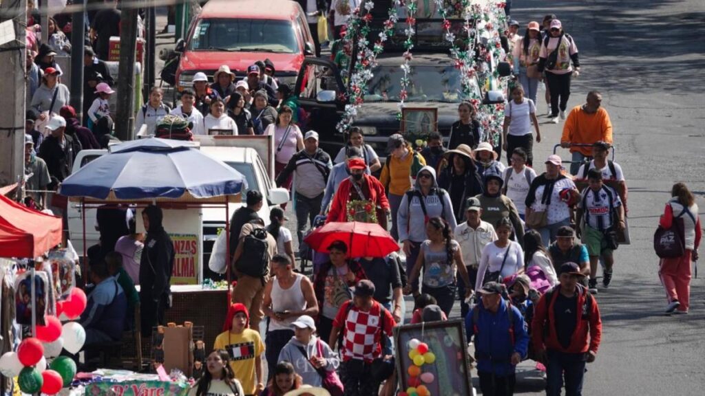 Habitantes de Ecatepec apoyan a peregrinos que visitan la Basílica de Guadalupe