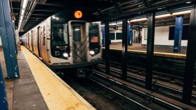 Un hombre fue arrojado a las vías del metro de Nueva York por un desconocido. La víctima se encuentra en estado crítico.