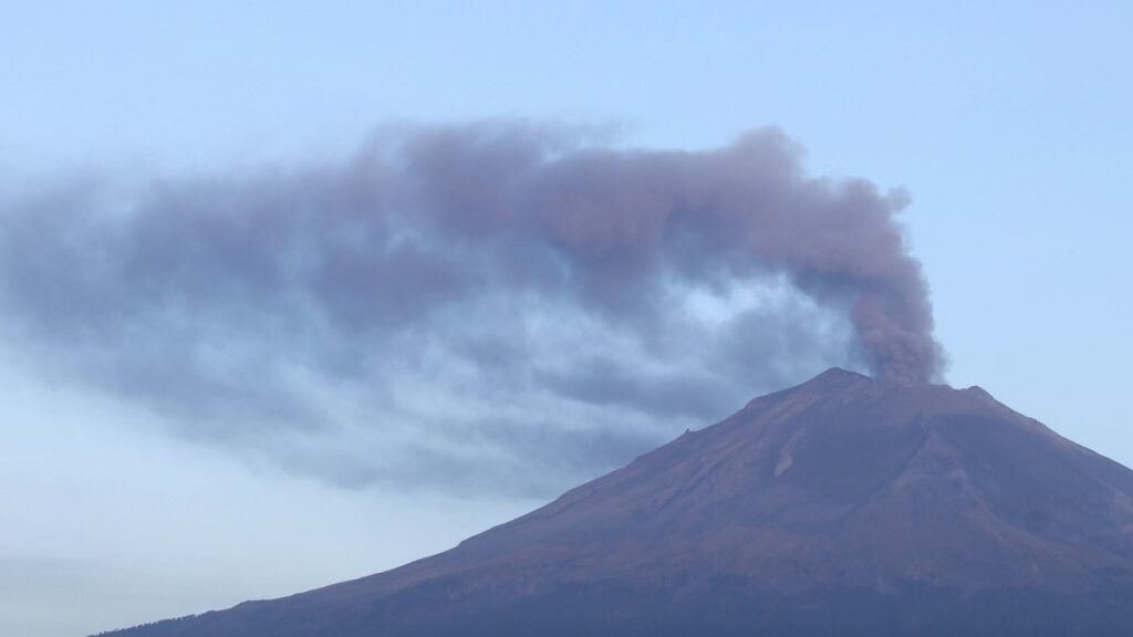 inicio-la-semana-con-todo-captan-impresionante-explosion-del-popocatepetl