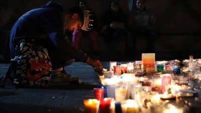 Las velas y flores en la Basílica de Guadalupe tienen una doble vida