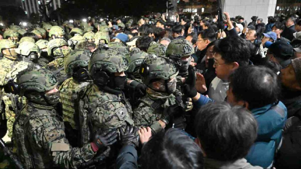 La ley marcial, como la decretada este martes en Corea del Sur, es un régimen excepcional que se ordena en situaciones de emergencia