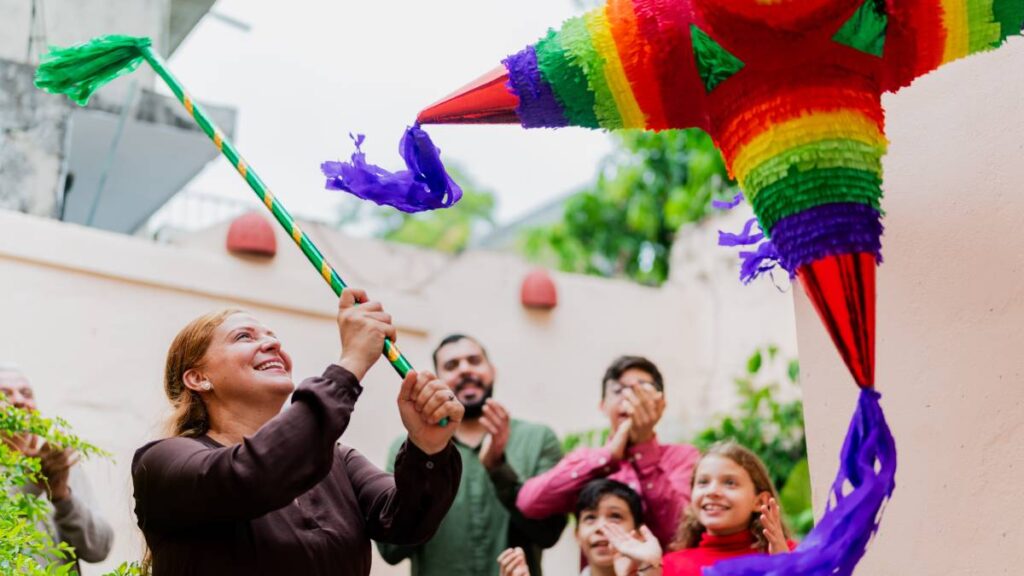 Maestra quiere romper las piñatas