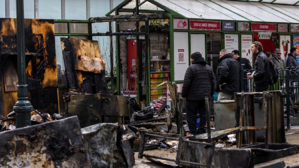 Un incendio afectó el mercado navideño de Bryant Park en Nueva York.. Bomberos controlaron las llamas y se reportaron daños en negocios.