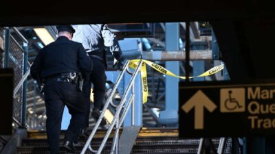 La policía de Nueva York arrestó a un hombre sospechoso de prender fuego y matar a una mujer en el metro de Brooklyn, incidente que calificó como "uno de los crímenes más perversos" que se pueda cometer.