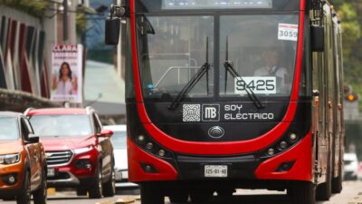 Indigente aventó a mujer policía al paso del Metrobús.