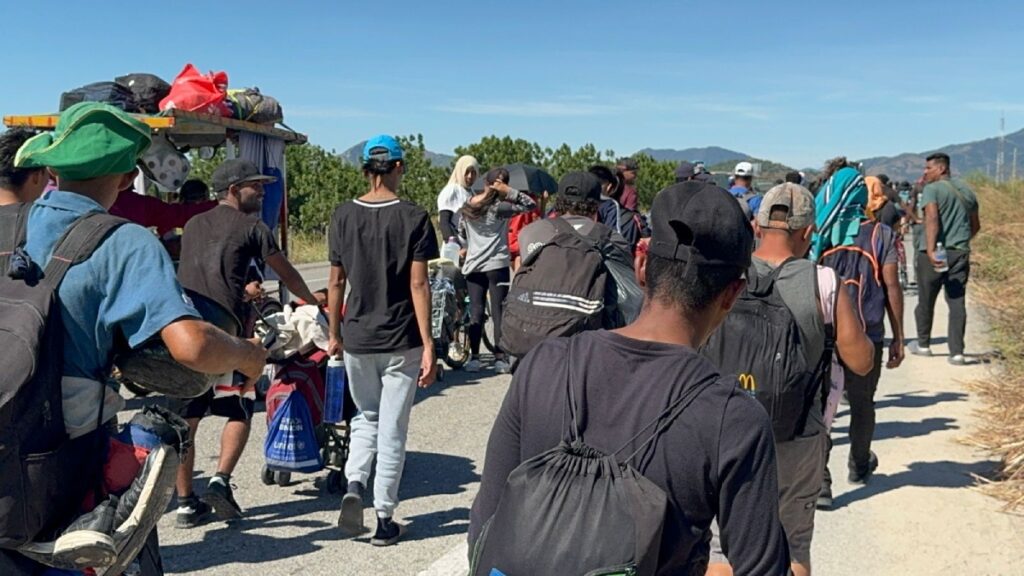 Una caravana de mil migrantes llegó a Oaxaca tras rechazar las medidas del INM. Piden apoyo del gobierno para continuar hacia el norte.